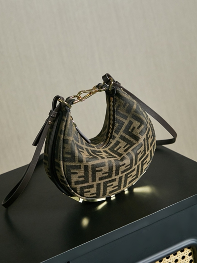 フェンディバッグ背面デザイン